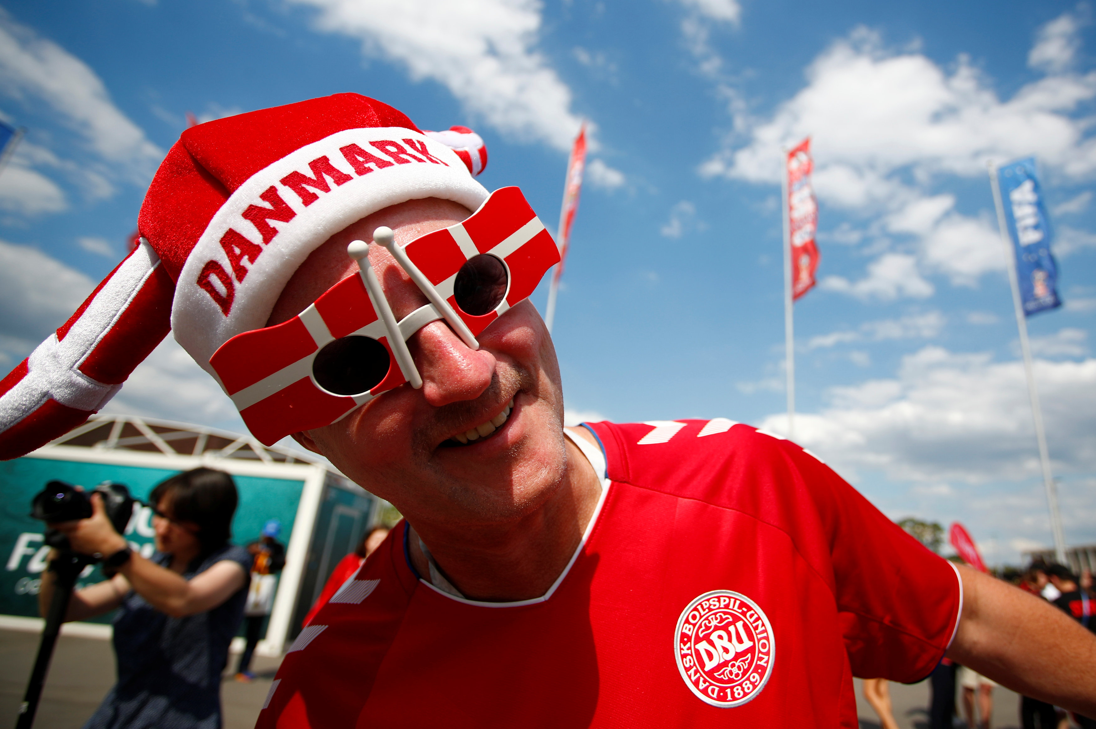 مشجع دنماركى يرتدى نظارة بألوان علم بلاده