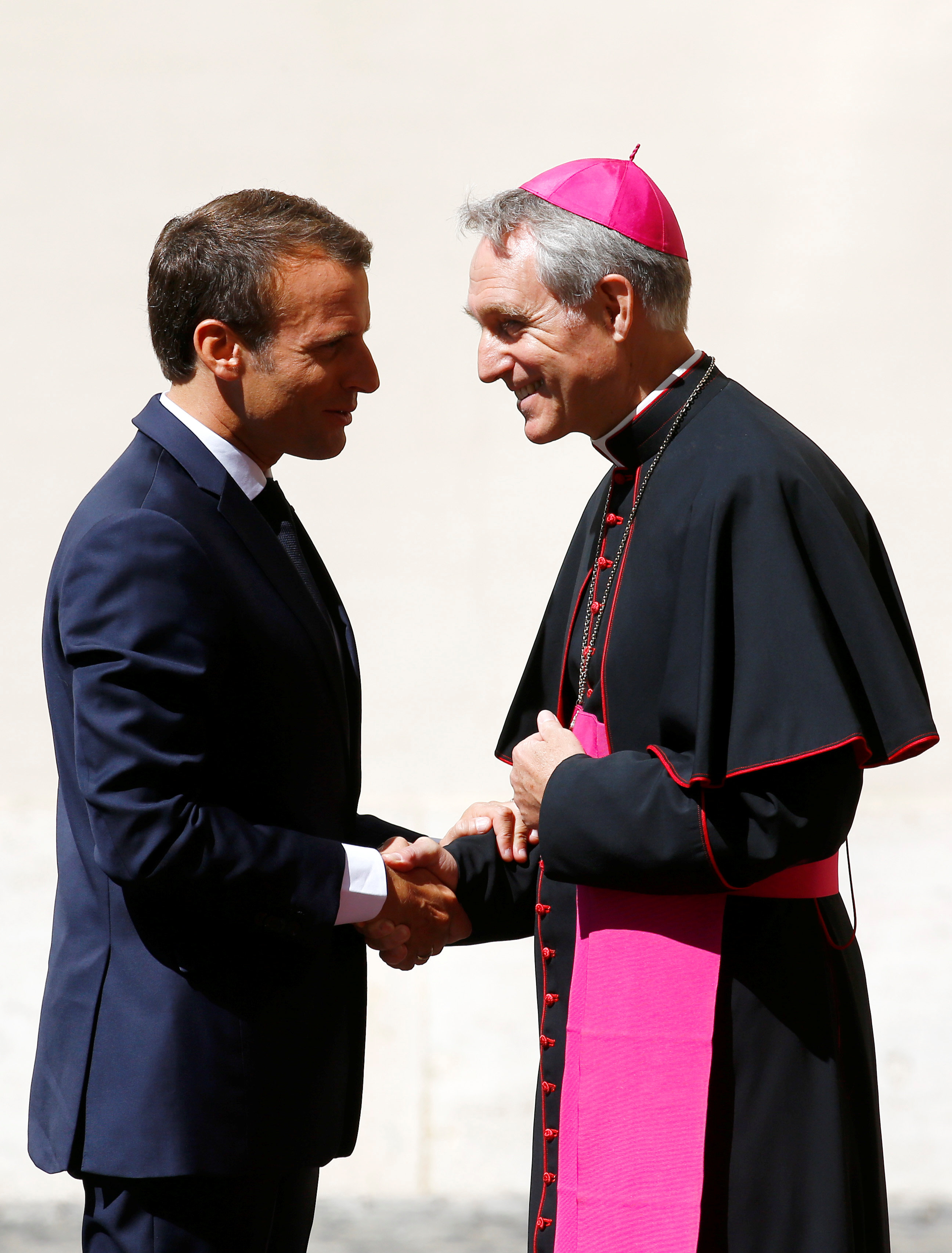 رئيس أساقفة الفاتيكان يصافح إيمانويل ماكرون