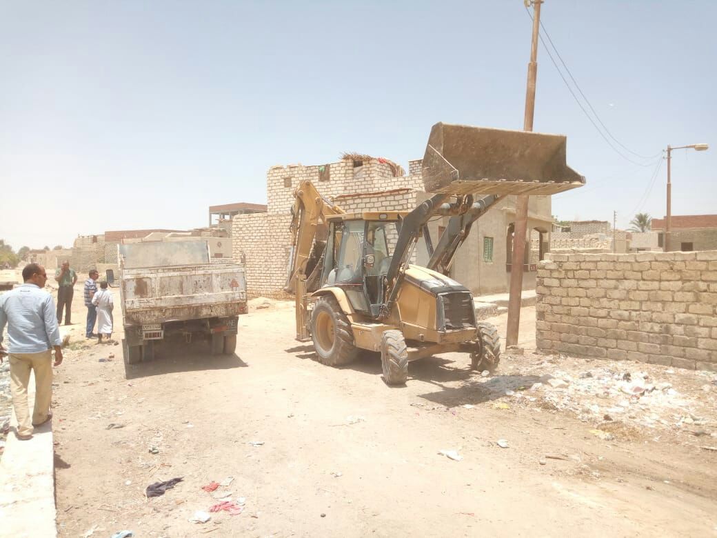 رفع القمامة من شوارع قرية الحجر  (5)