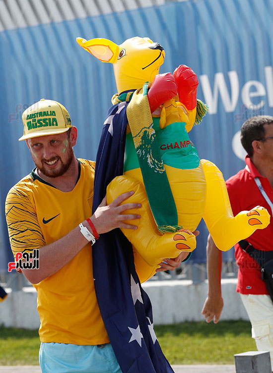 مشجع أسترالى يحمل دمية كنغر خلال مباراة بيرو