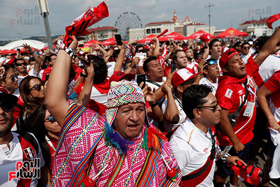 توافد مشجعى بيرو على المدرجات لمتابعة مباراة أستراليا