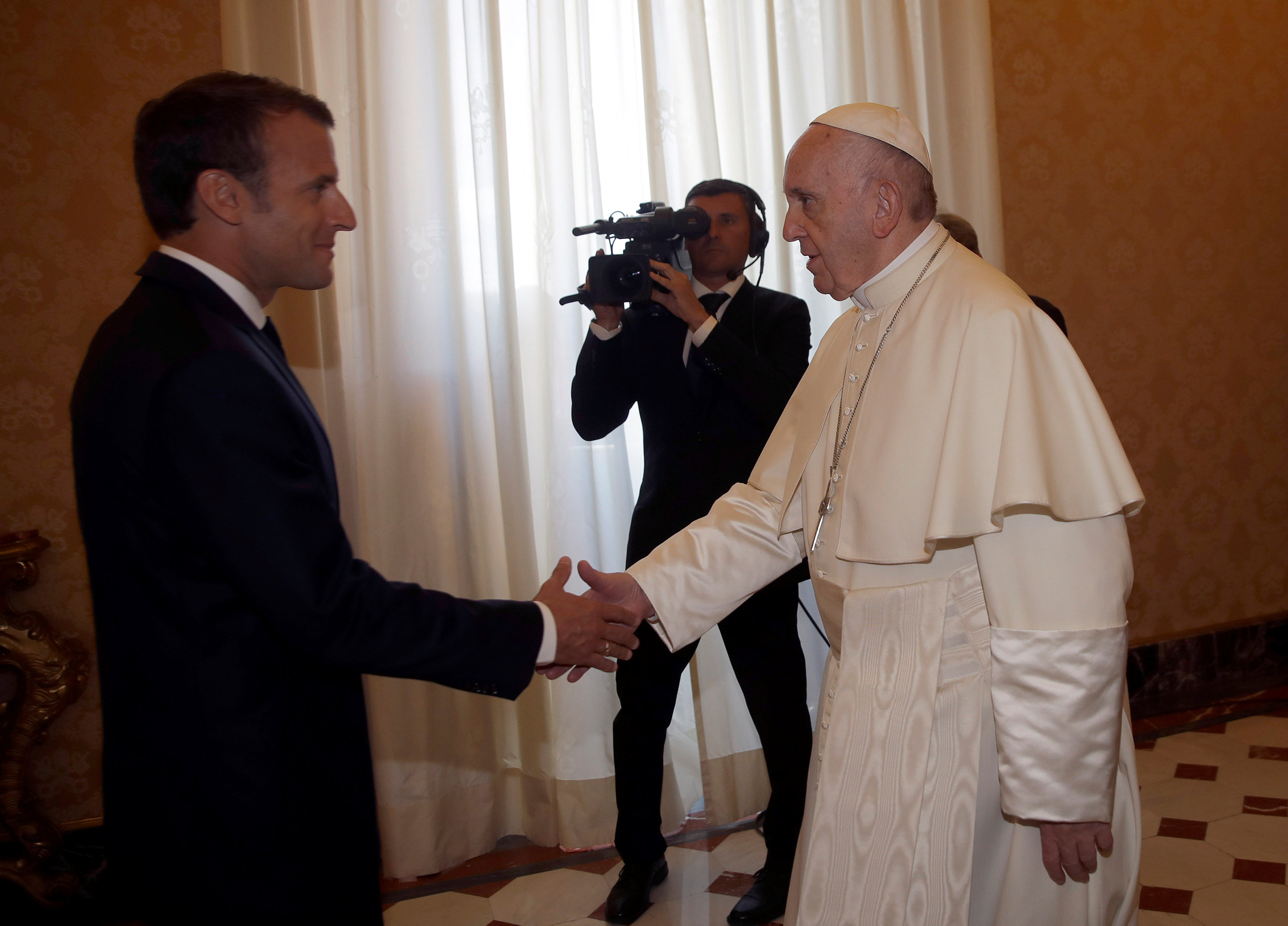 بابا الفاتيكان يستقبل الرئيس الفرنسى إيمانويل ماكرون