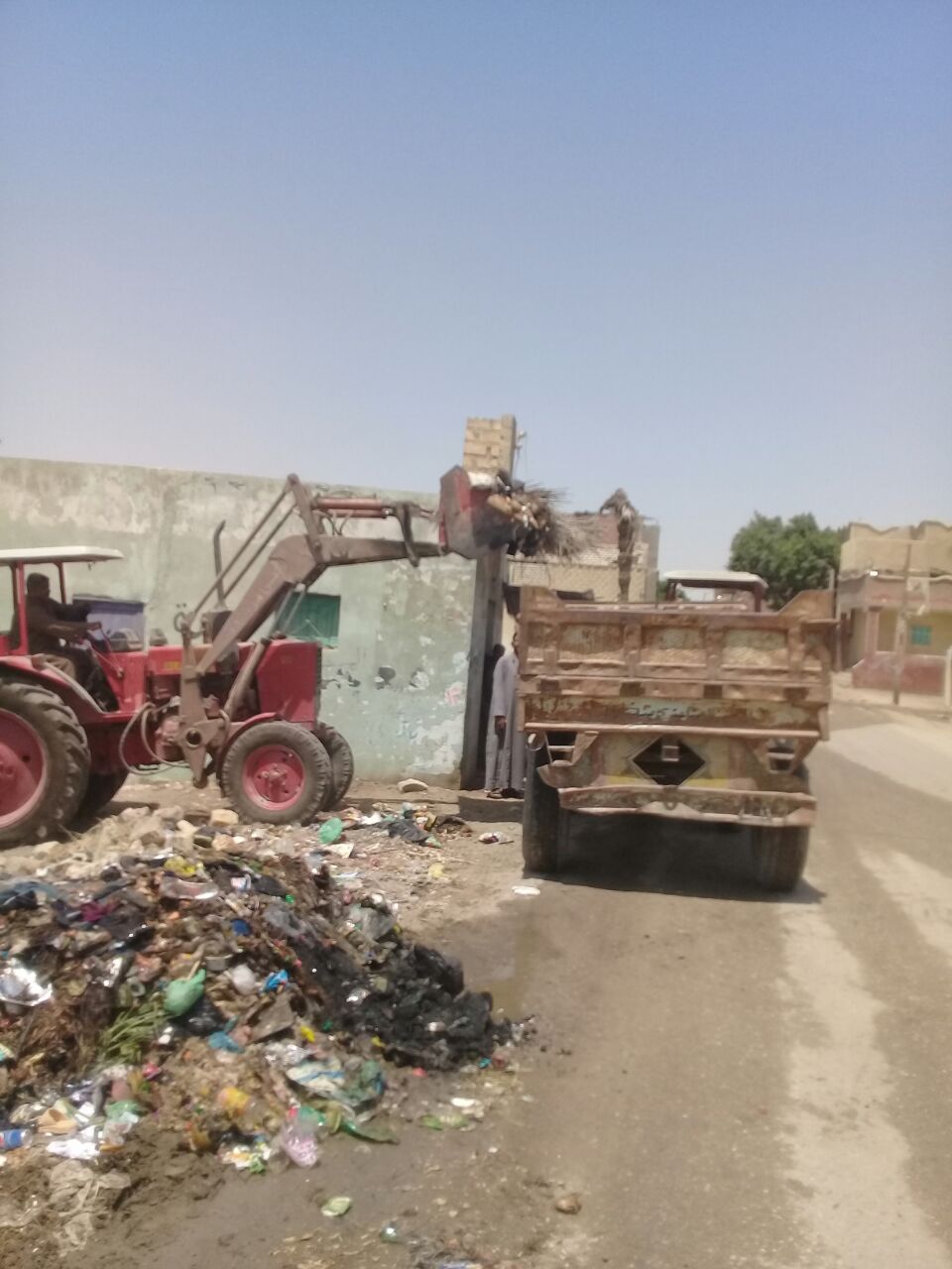 رفع القمامة من شوارع قرية الحجر  (1)
