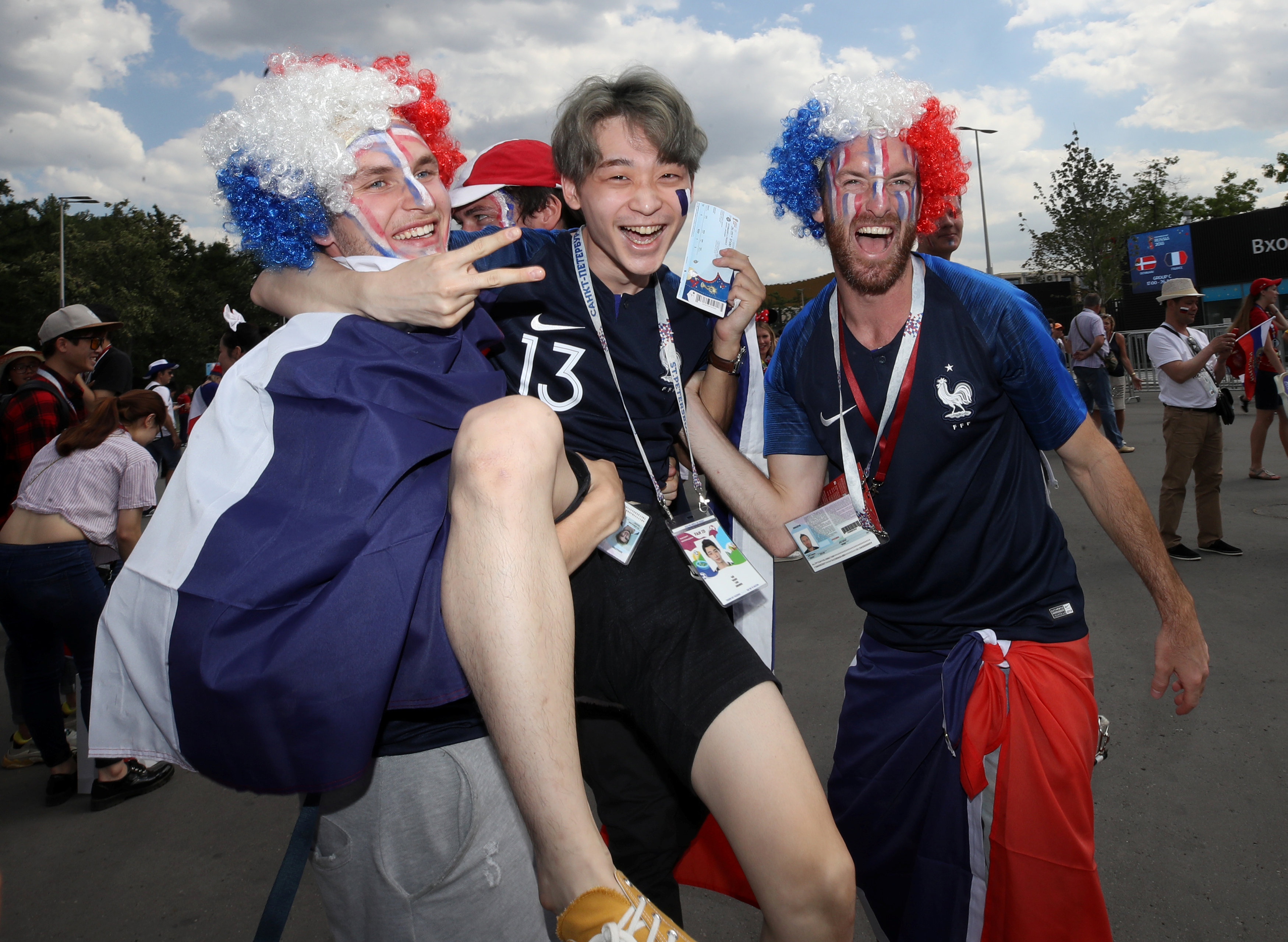 احتفالات مشجعى فرنسا قبل مباراة الدنمارك