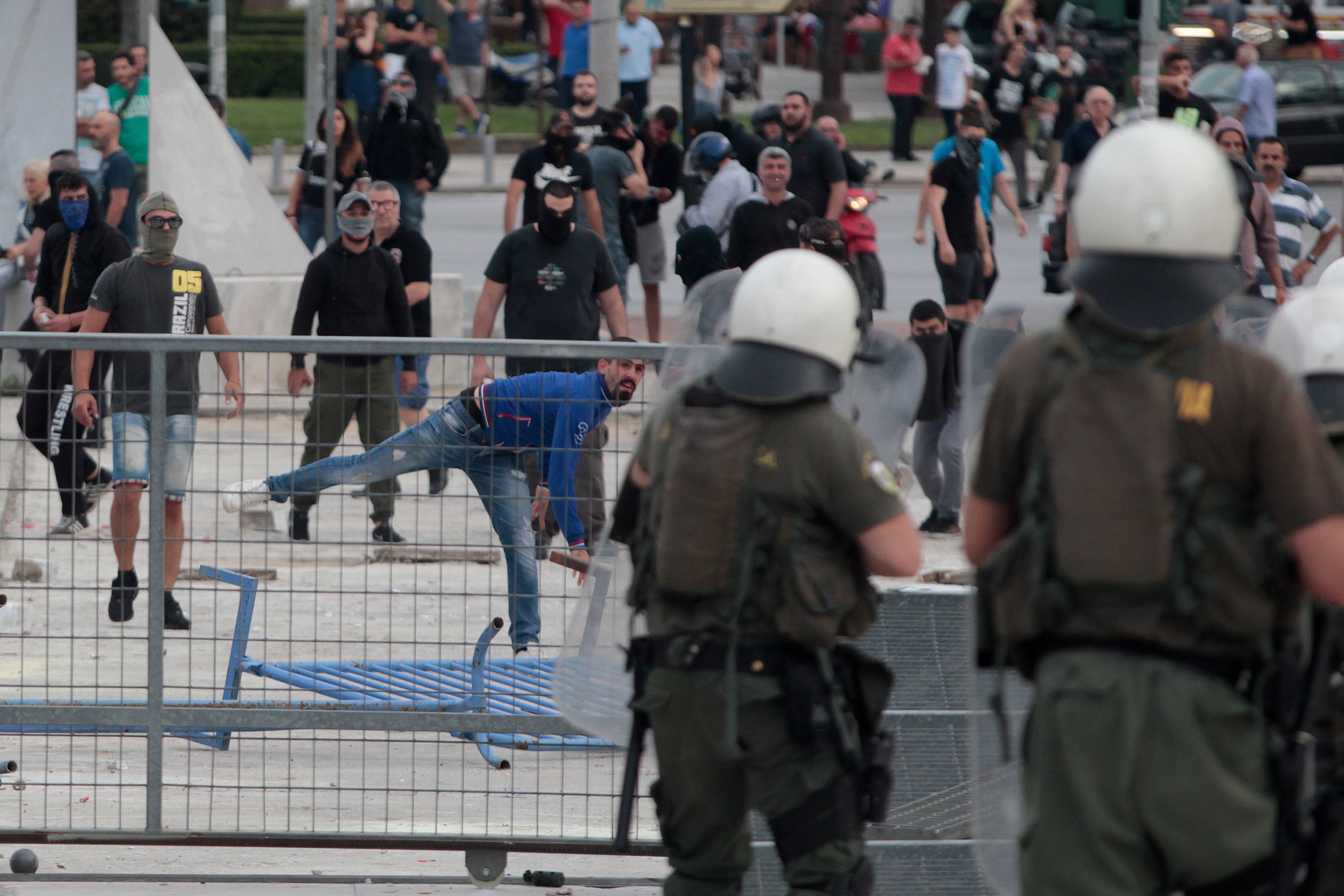 اشتباكات مع الشرطة اليونانية