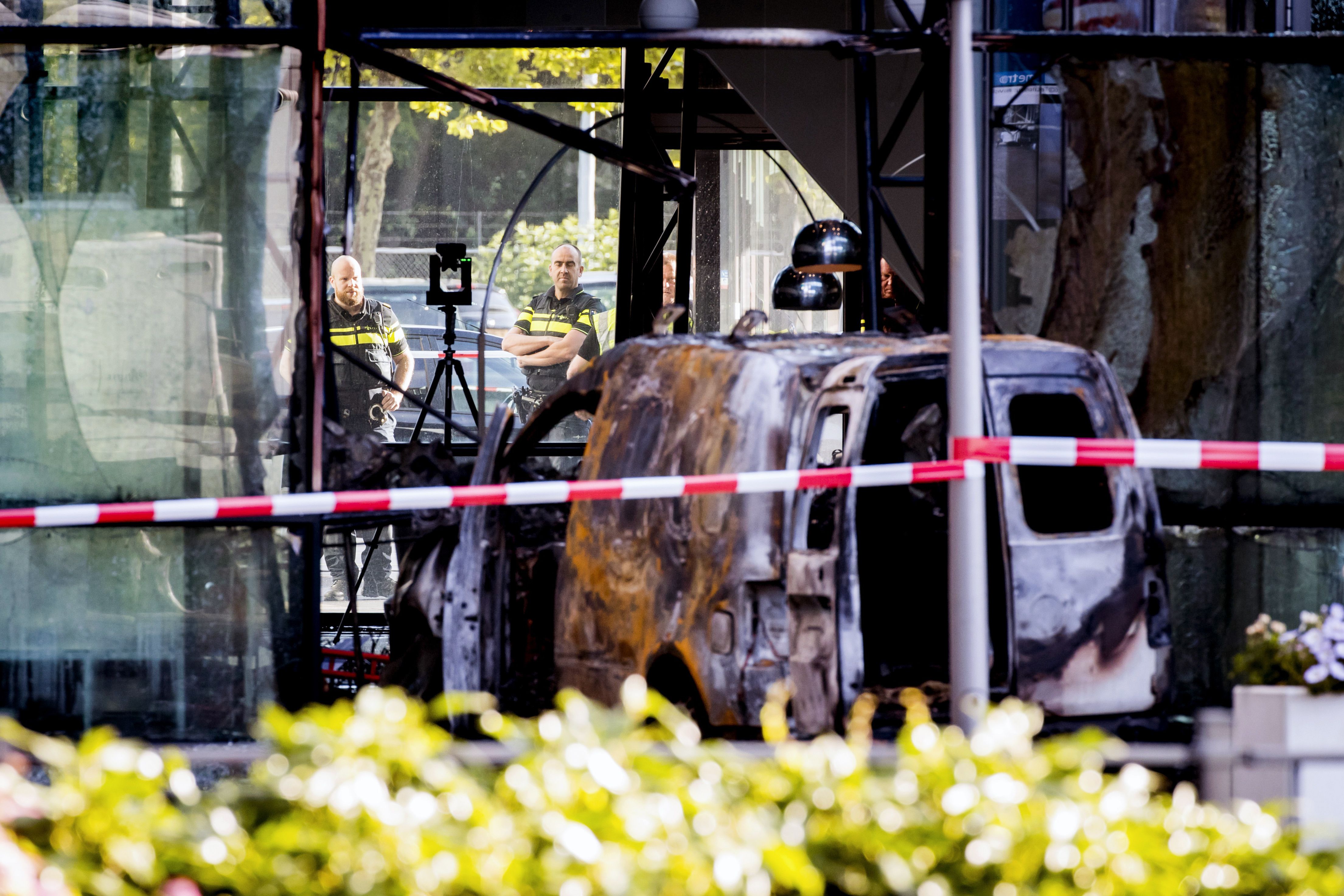 شاحنة محترقة تقتحم مقر صحيفة هولندية
