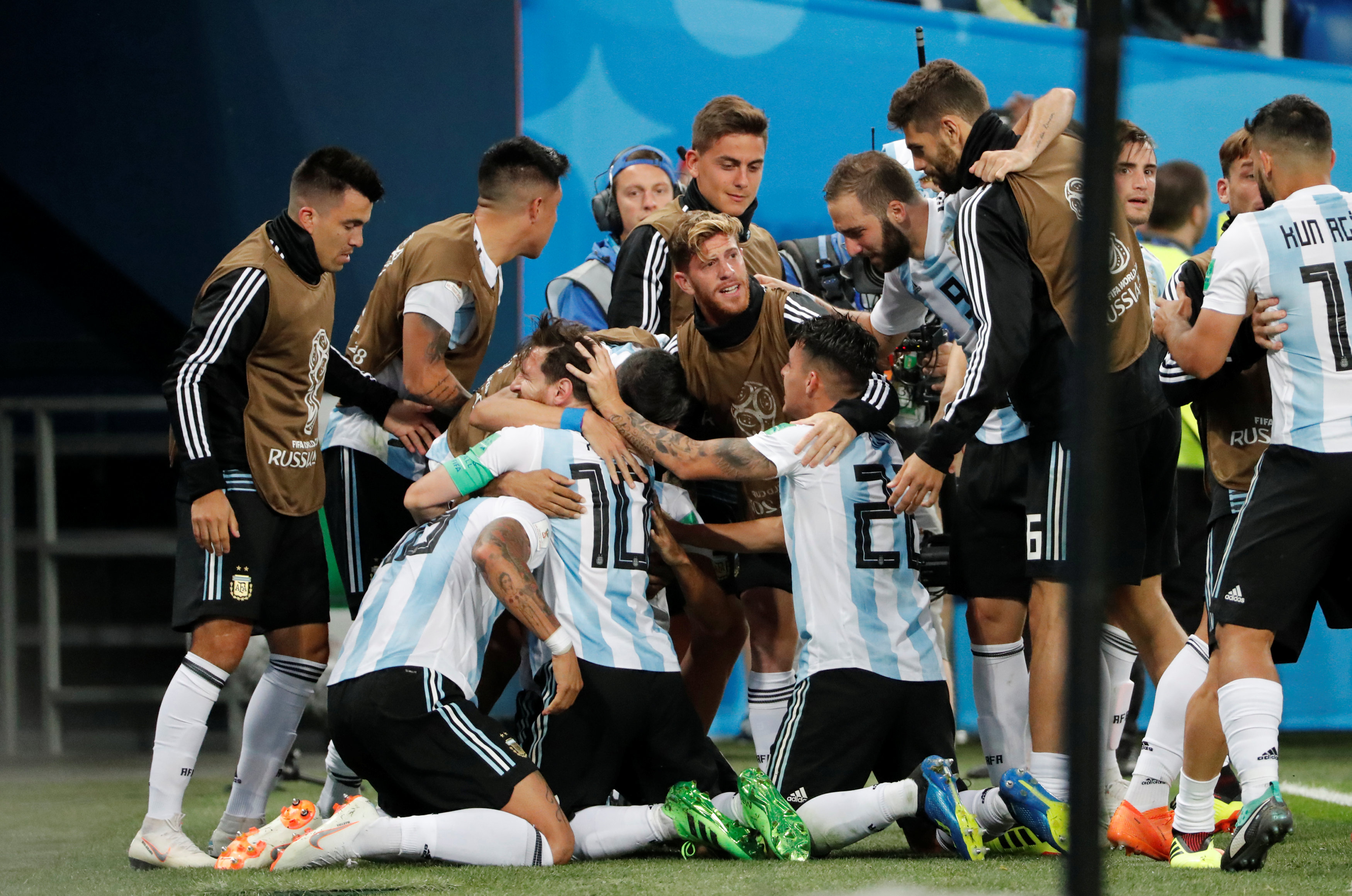 فرحة لاعبى الأرجنتين بعد المباراة