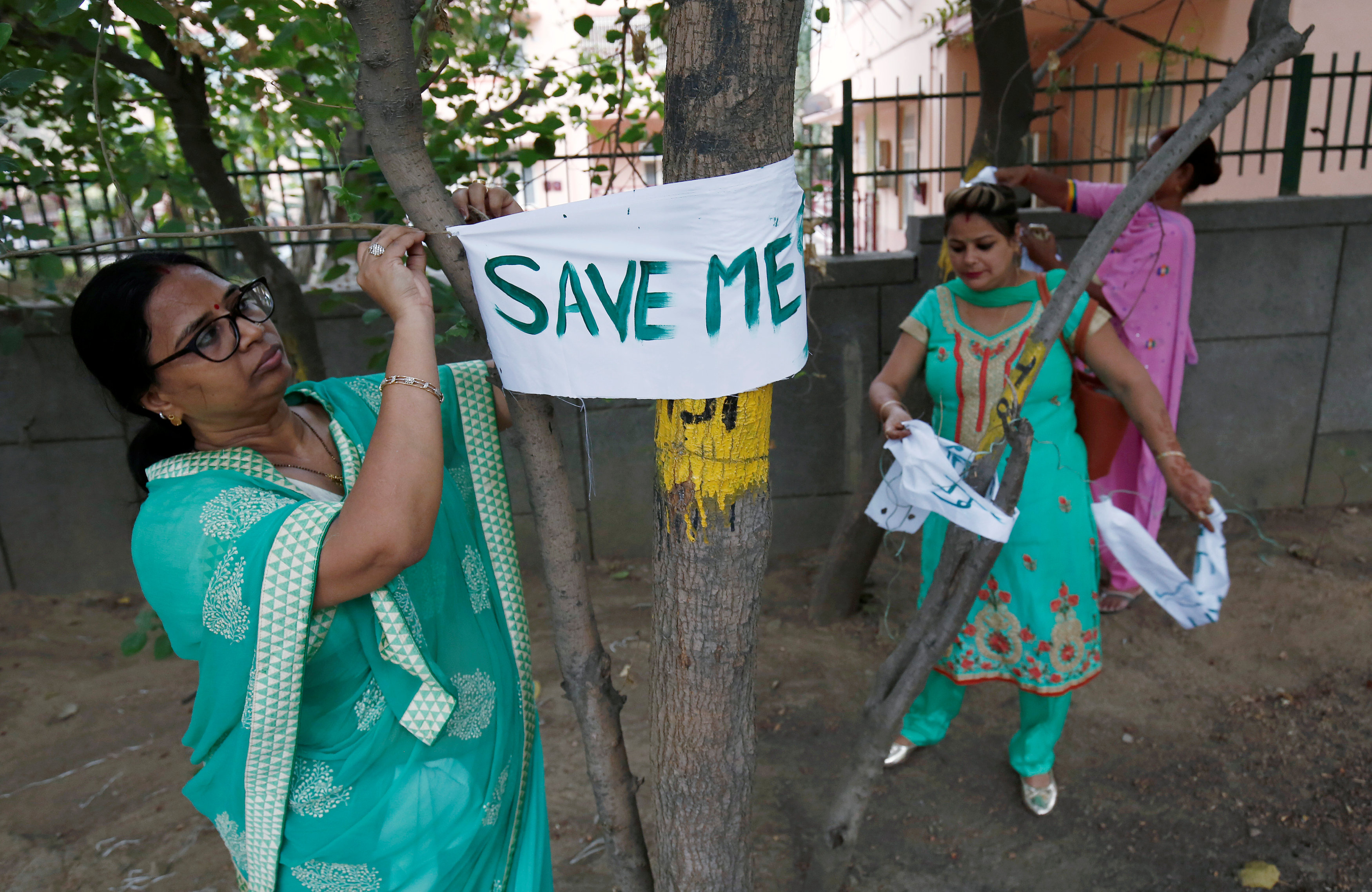 مواطنون يستغيثون بالأشجار بالهند لإنقاذهم من التلوث