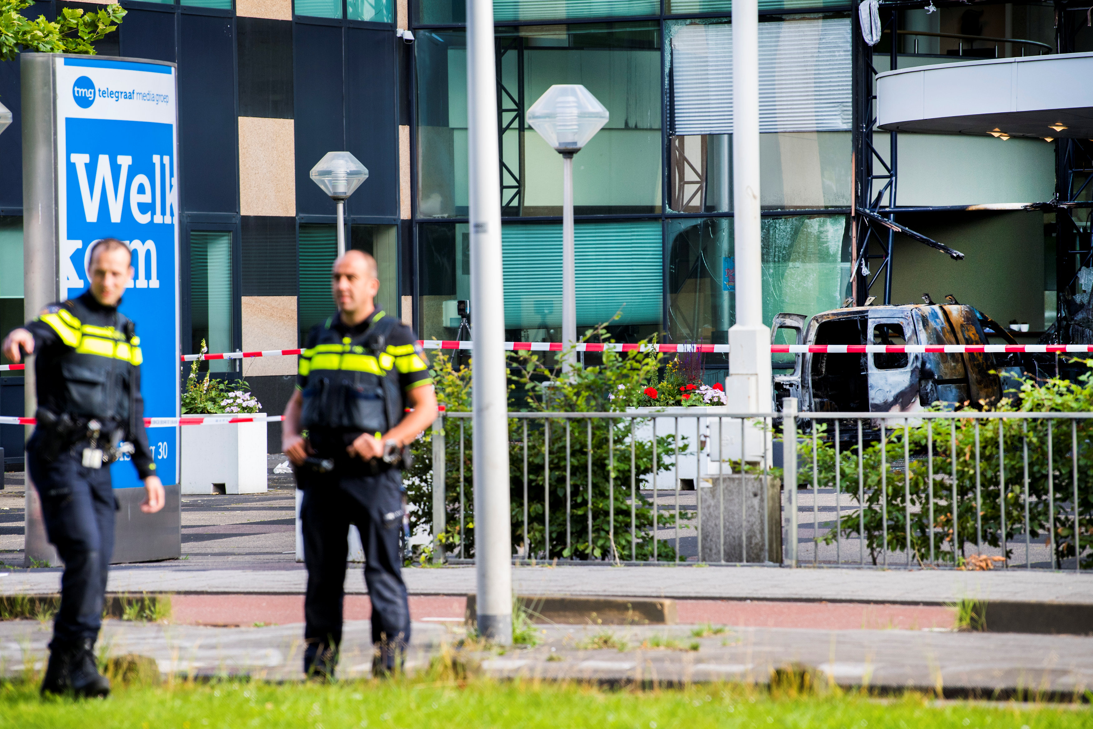 الشرطة الهولندية تعاين موقع اصطدام شاحنة بمقر صحيفة