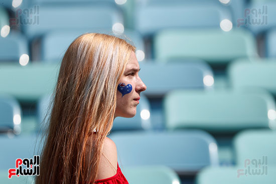 مشجعة أسترالية ترسم ألوان علم بلادها على وجهها