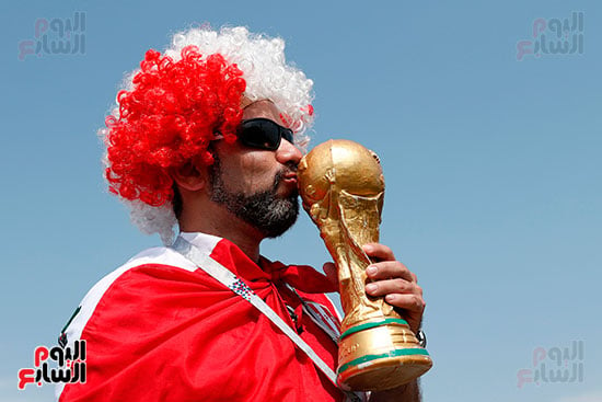 مشجع بيروفى يقبل نسخة مقلدة من كأس العالم