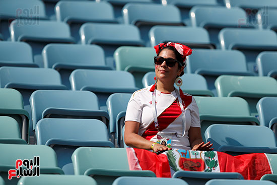 مشجعة لمنتخب بيرو تجلس وحيدة فى المدرجات