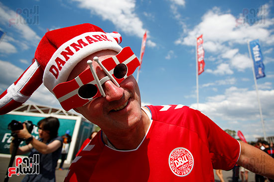 مشجع دنماركى يرتدى نظارة بألوان علم بلاده