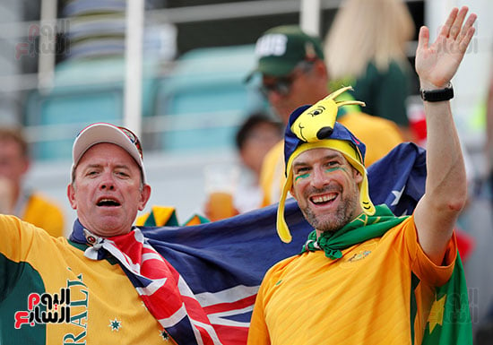 مشجعو أستراليا يلوحون للكاميرات قبل مباراة بيرو