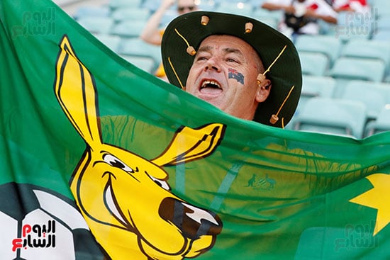 مشجع أسترالى يحمل شعار الكنغر قبل مباراة بيرو