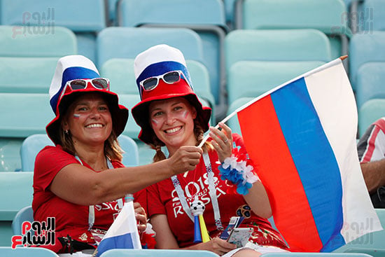 مشجعتان تحملان علم روسيا فى مباراة أستراليا وبيرو