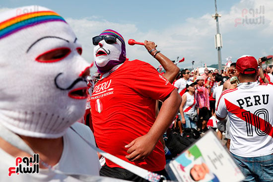 مشجعو بيرو يحتفلون أمام الاستاد قبل مباراة أستراليا