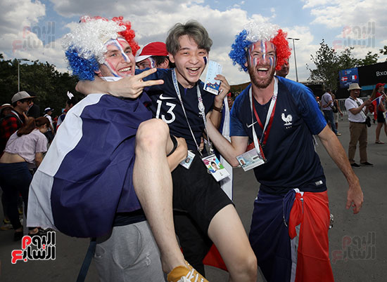 احتفالات مشجعى فرنسا قبل مباراة الدنمارك