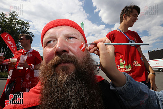 مشجع دنماركى يلون وجهه بألوان علم بلاده