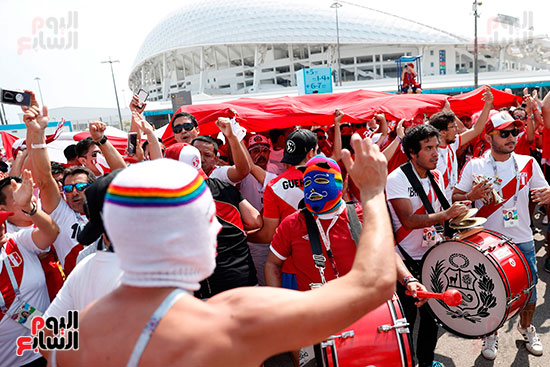 رقصات واحتفالات لمشجعى بيرو قبل مباراة أستراليا