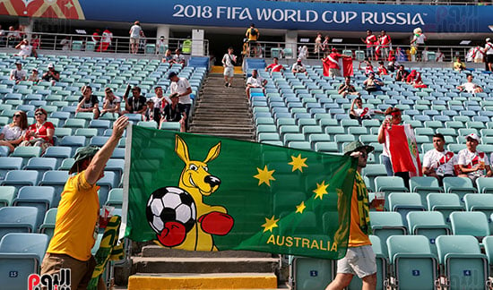 شعار الكنغر يزين مدرجات مشجعى أستراليا فى روسيا