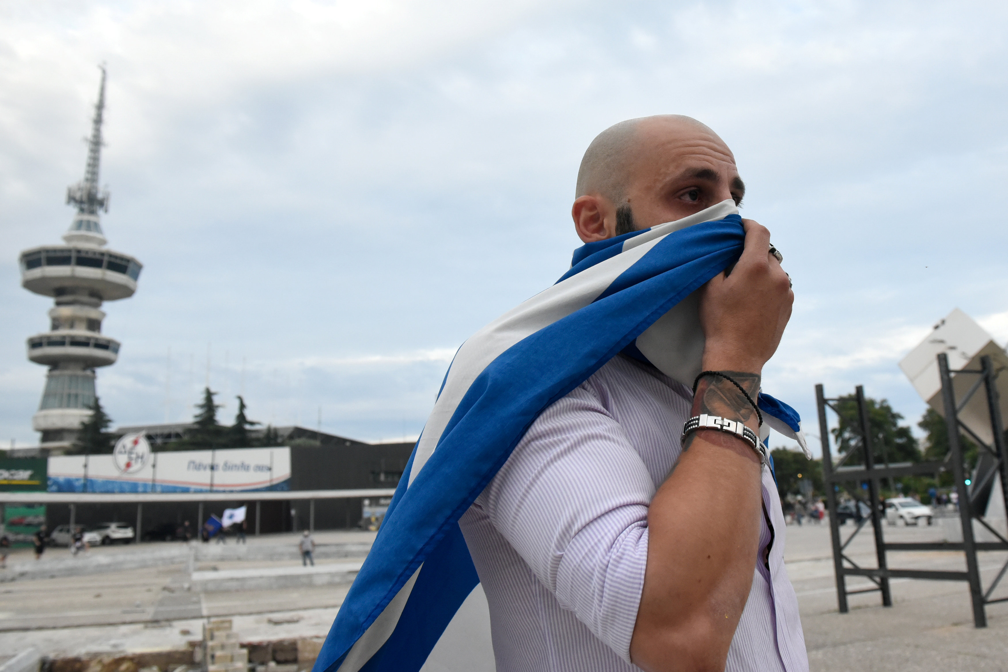 أحد المتظاهرين يغطى انفه من الغاز المسيل للدموع
