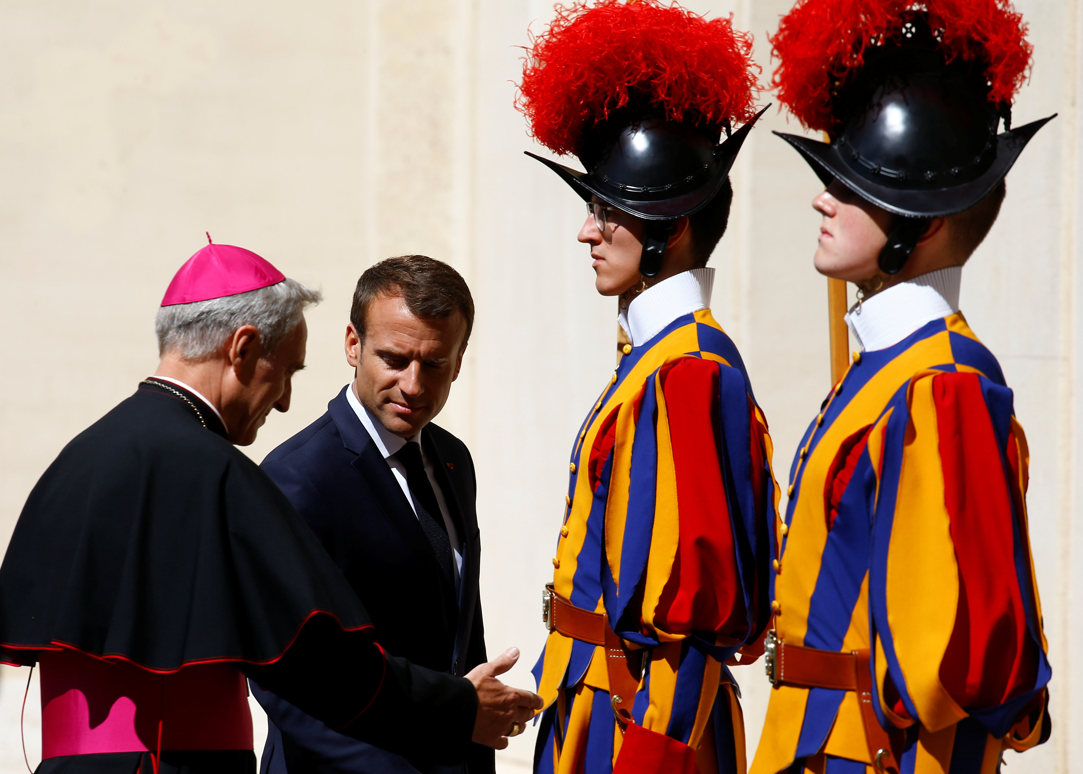 رئيس أساقفة الفاتيكان يرحب بالرئيس الفرنسى