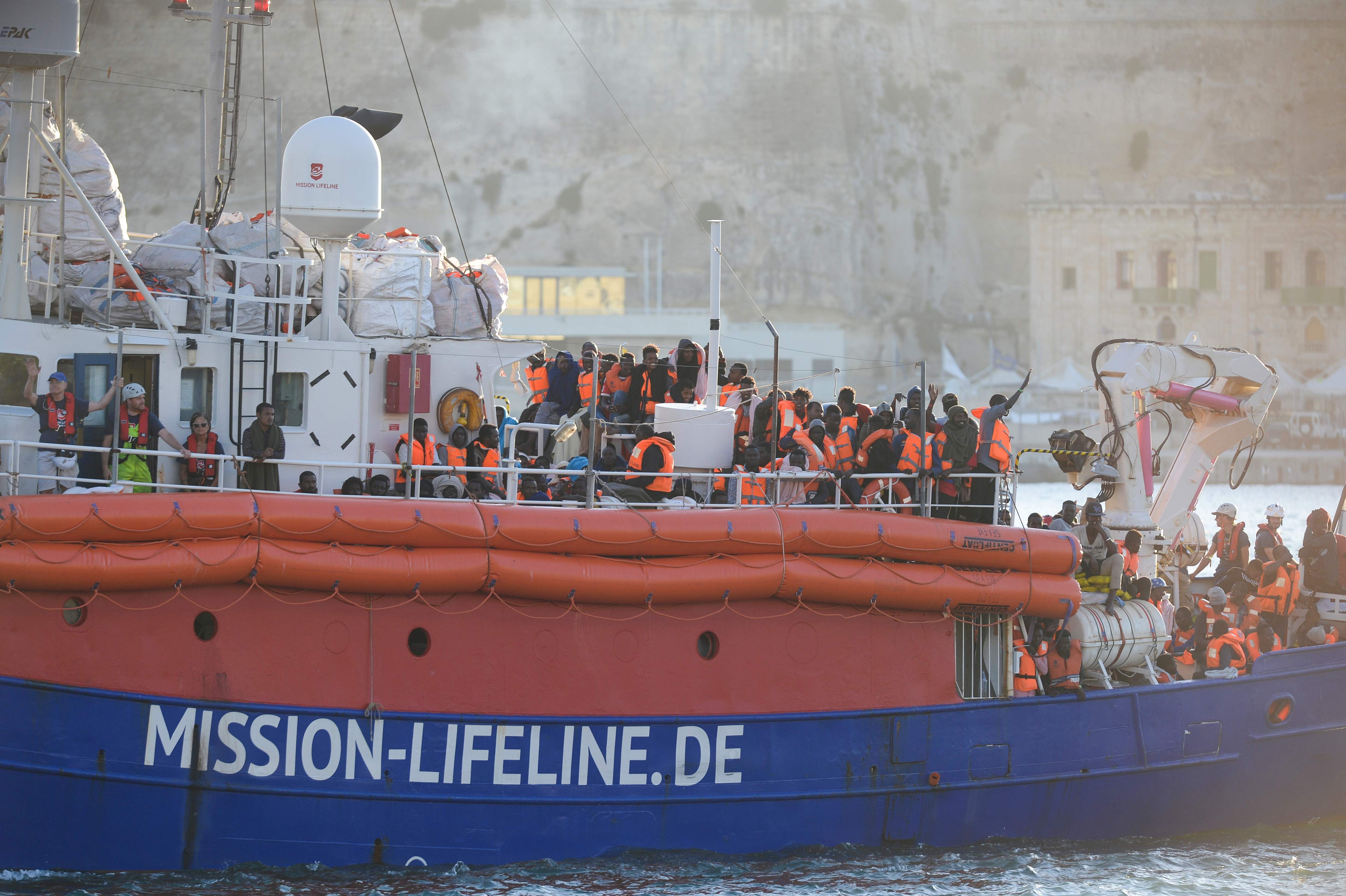 سفينة المهاجرين تصل مالطا