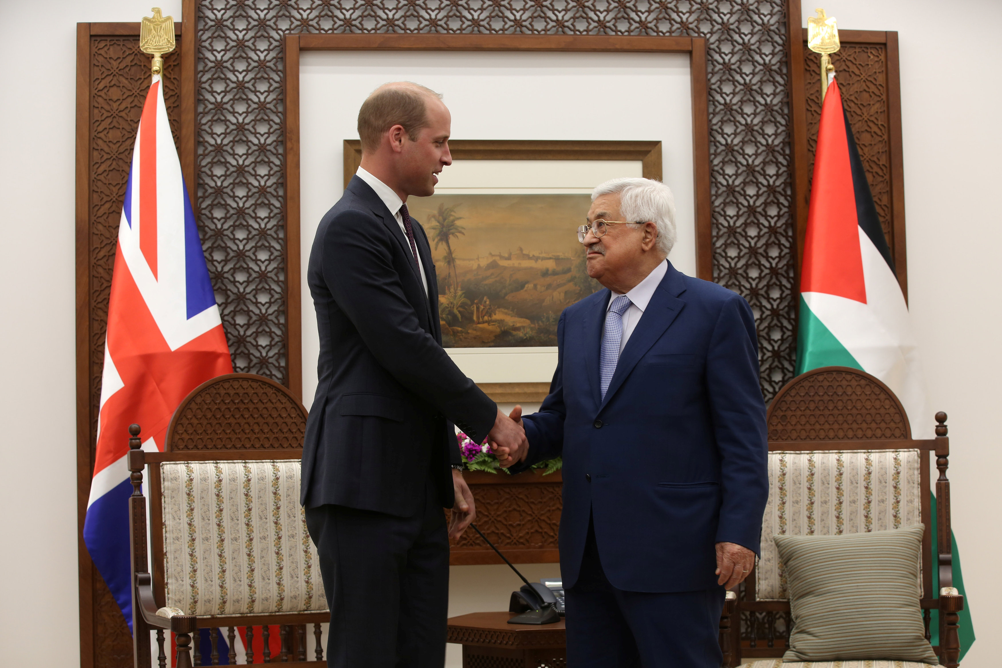 مصافحة بين الرئيس الفلسطينى والأمير وليام