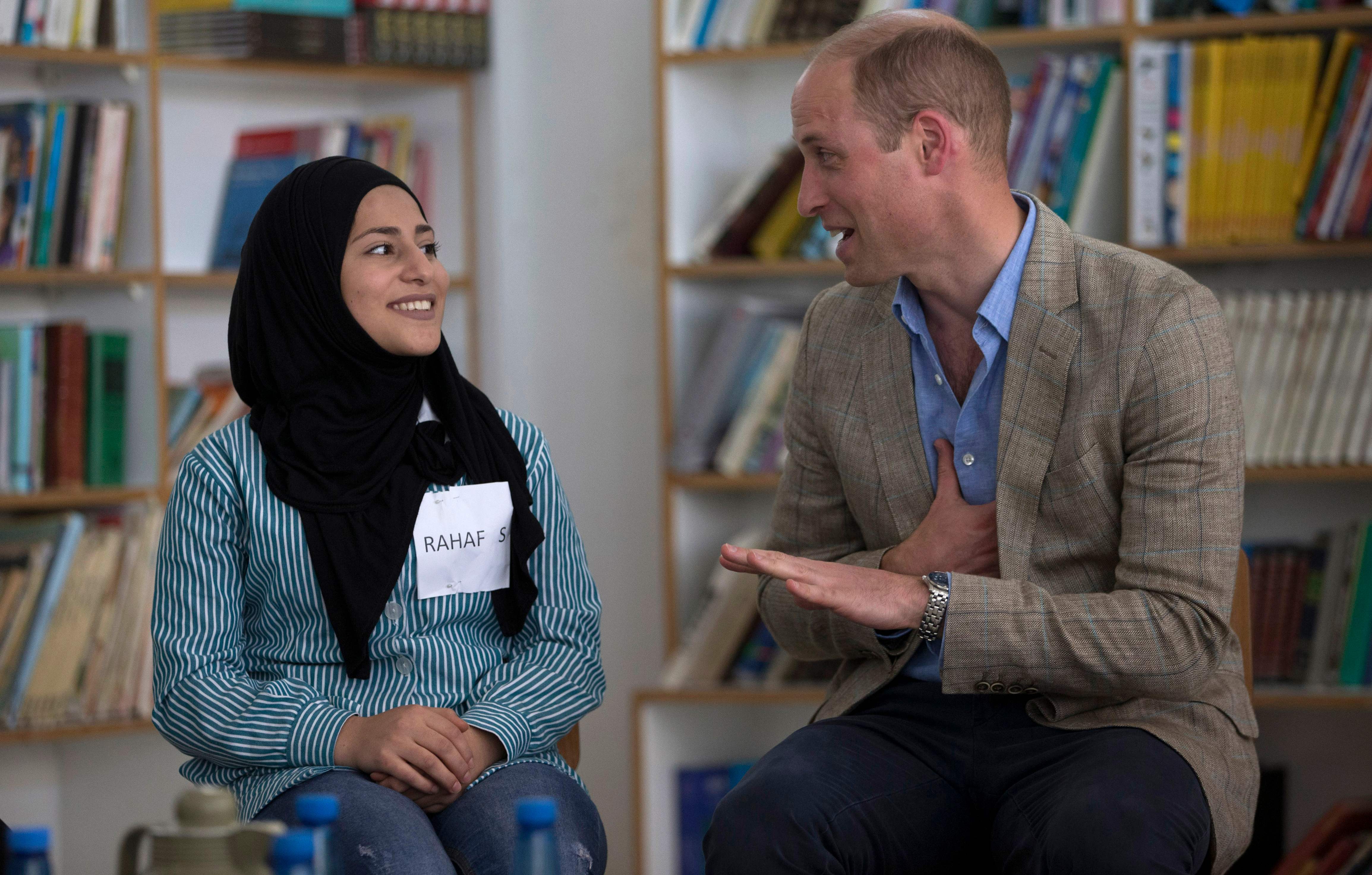 الأمير وليام يتحدث مع طالبه فلسطينية