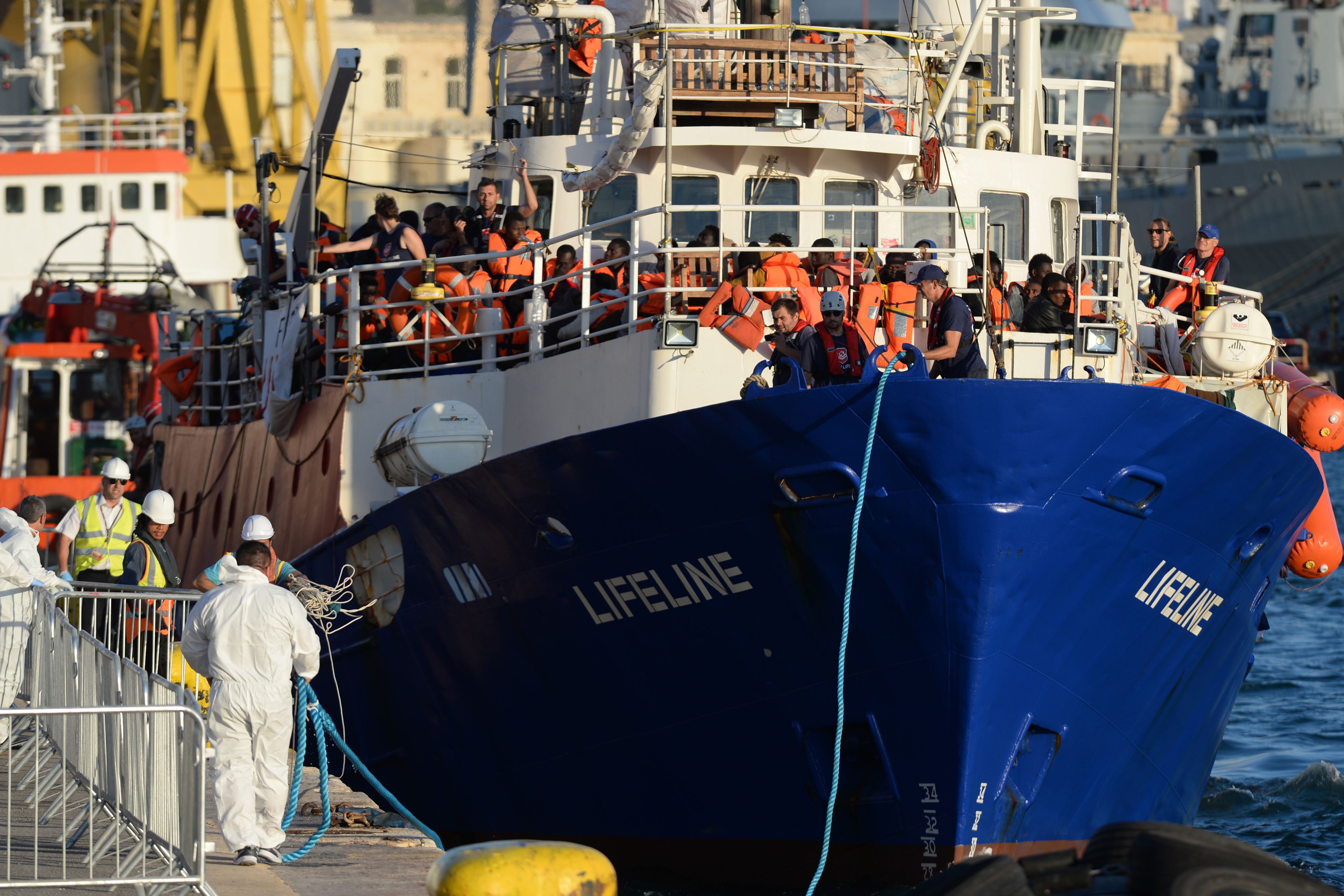 سفينة تقل 230 مهاجرا ترسو فى مالطا