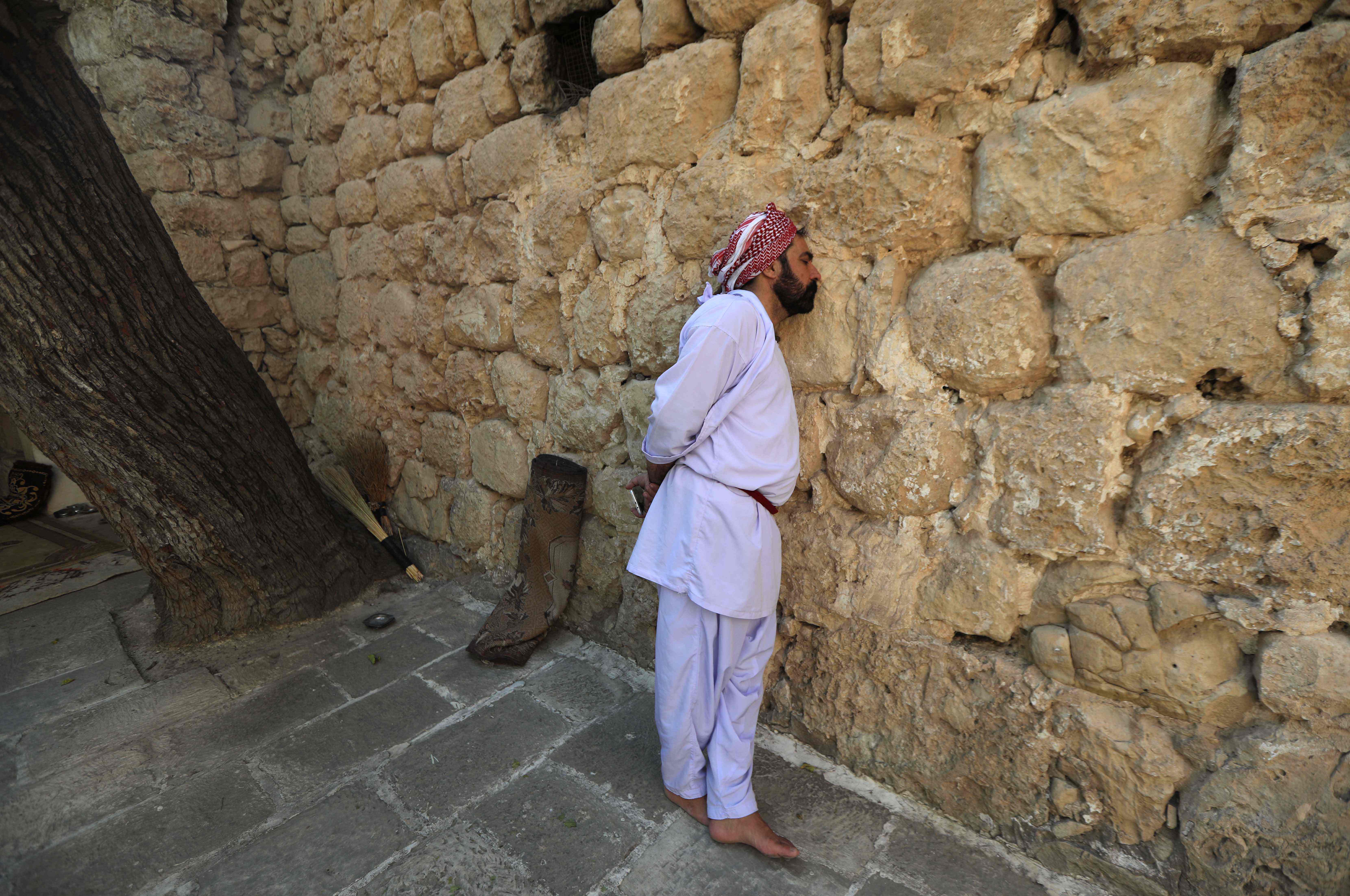 رجل عراقي يمارس طقوس دينية