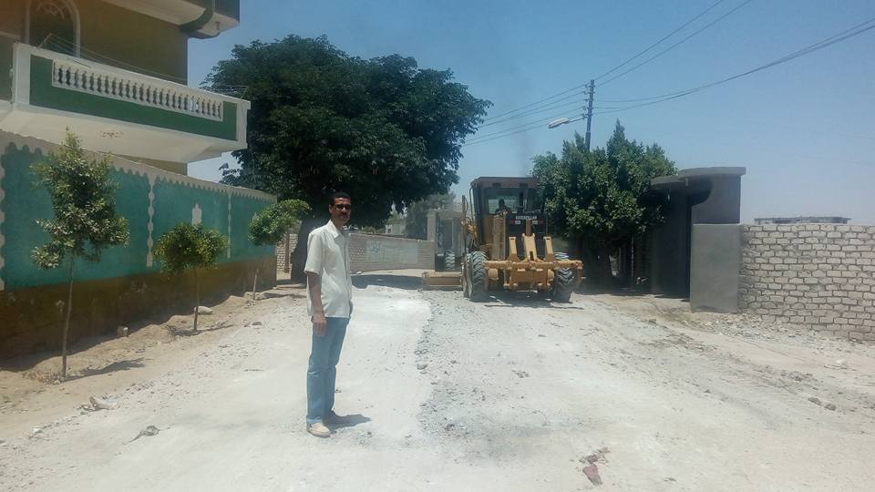 تسوية وتمهيد شوارع وطرق قرى مركز منفلوط بأسيوط (3)