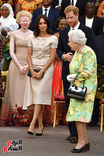 الملكة إليزابيث أمام حفيدها وزوجته