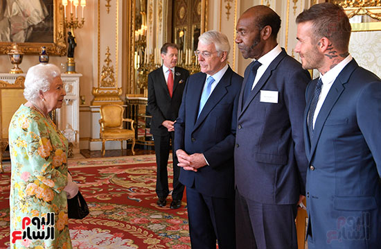 الملكة ترحب برئيس الوزراء الأسبق جون ميجور وبيكهام والسير لينى هنرى