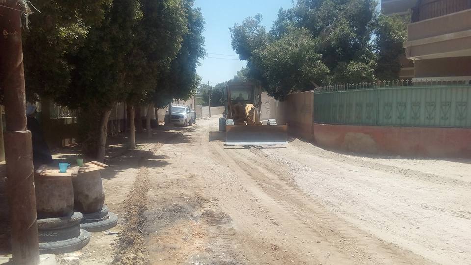تسوية وتمهيد شوارع وطرق قرى مركز منفلوط بأسيوط (5)