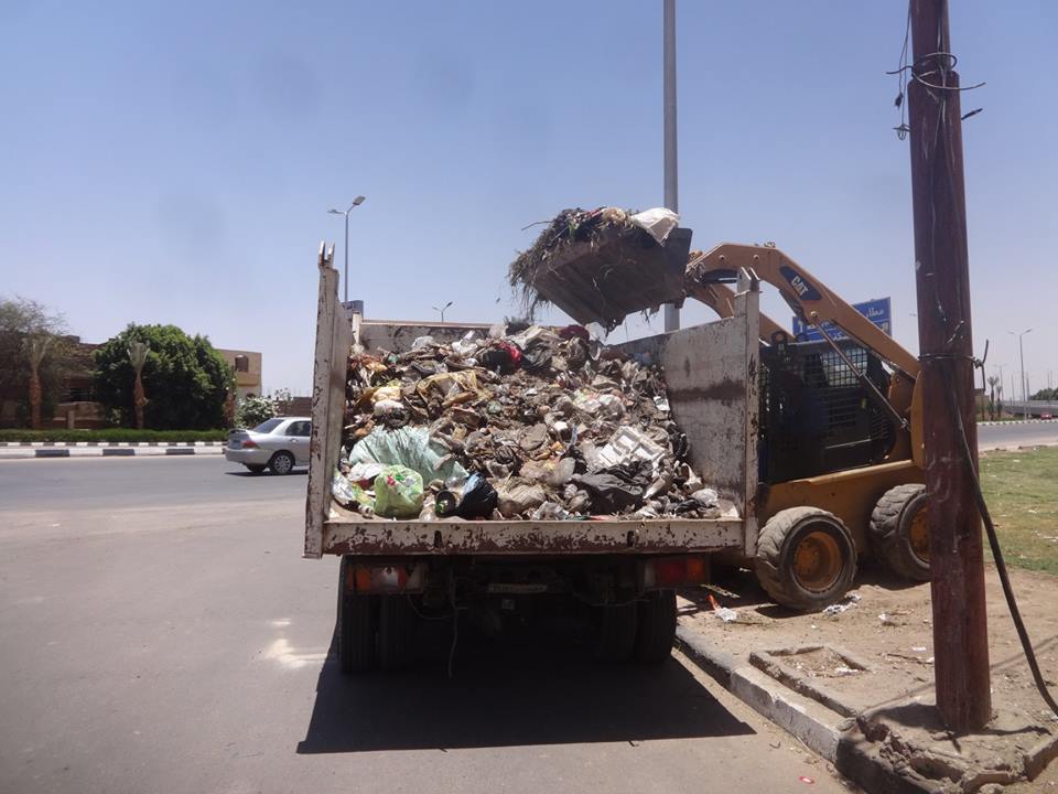 2-              جانب من رفع المخلفات من شوارع مدينة الاقصر