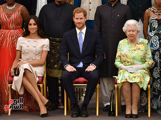 الأمير هارى يتوسط الملكة وزوجته ميجان