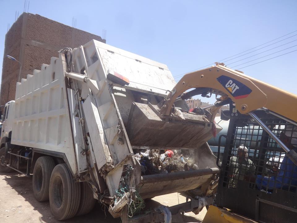 3-              مجلس مدينة الاقصر خلال حملات ازالة المخلفات والقمامة