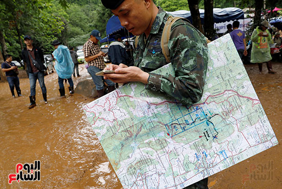 جندى تايلاندى يحمل خريطة للكهف