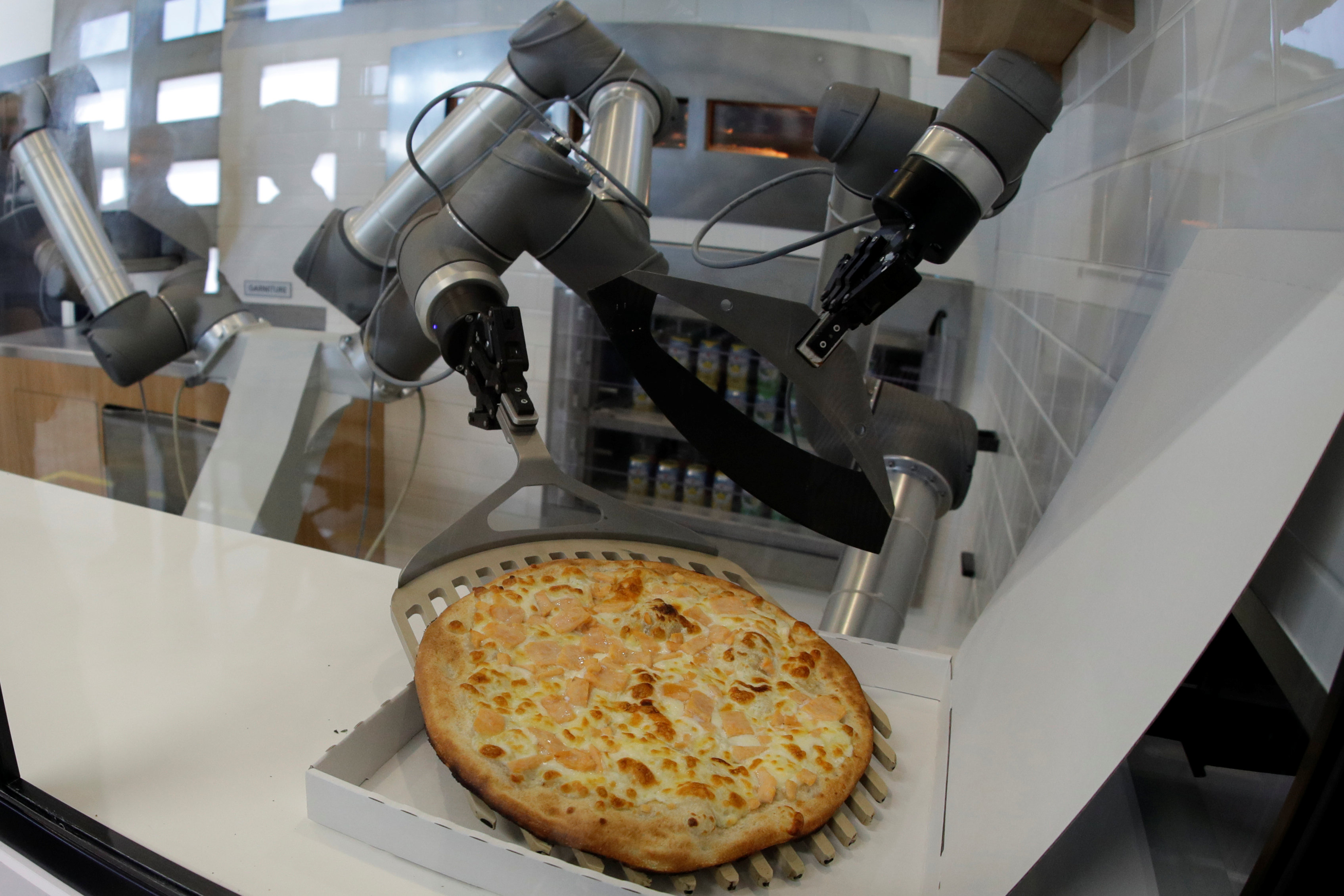 	روبوت البيتزا طفرة تكنولوجية جديدة تشهدها أحد المطاعم الفرنسية
