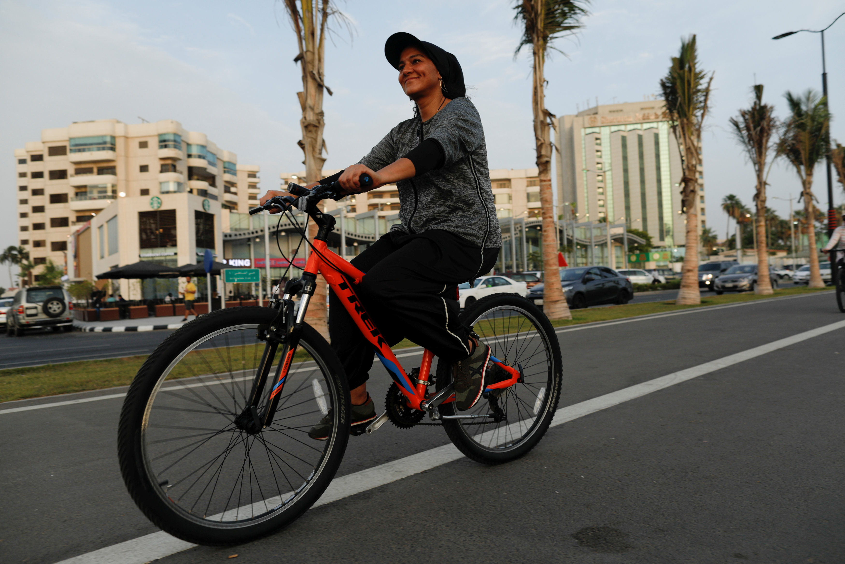 امراءة سعودية تقود الدراجة بالعباءة الفضفاضة
