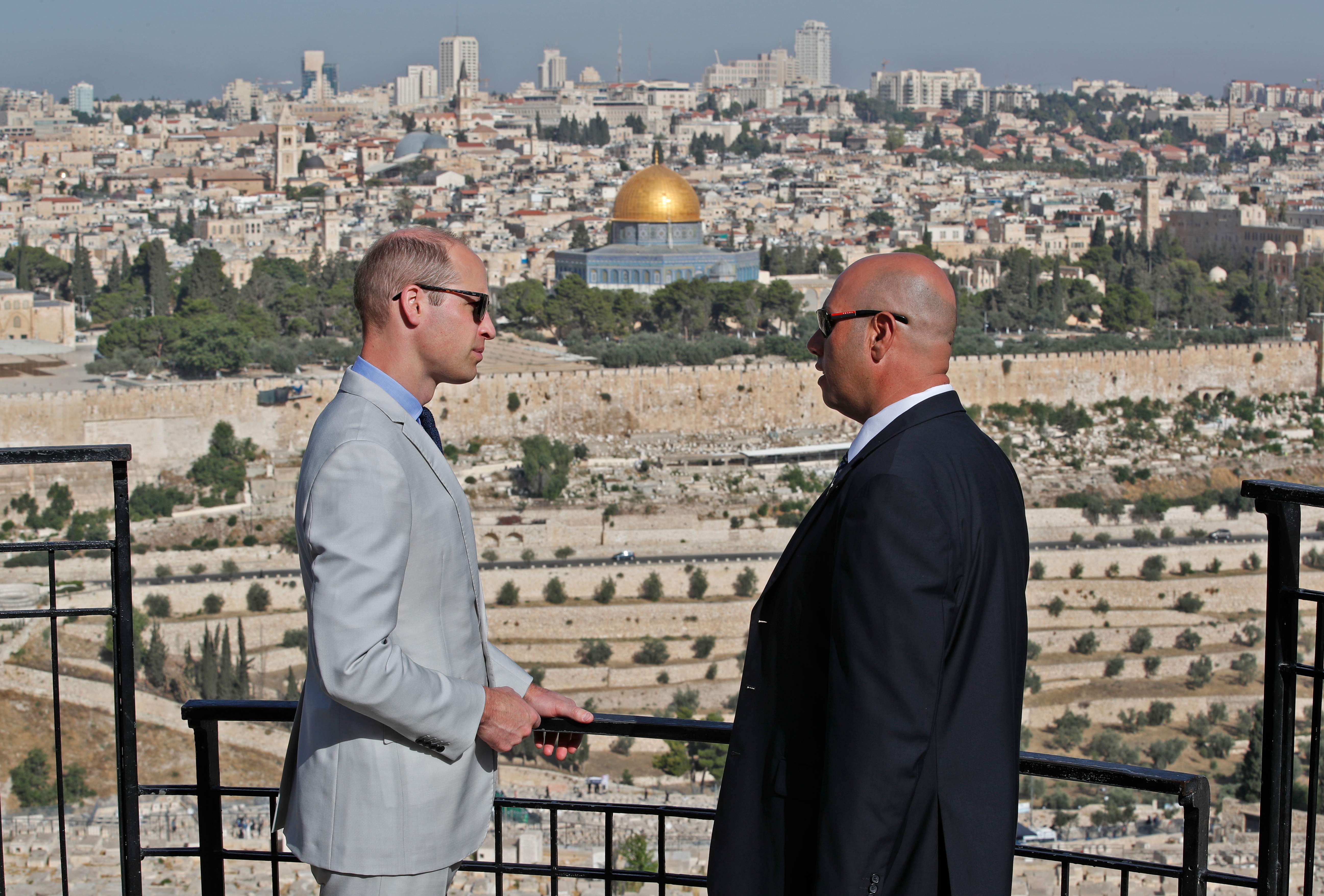 الأمير وليام يتحدث لمرشد جبل الزيتون فى القدس