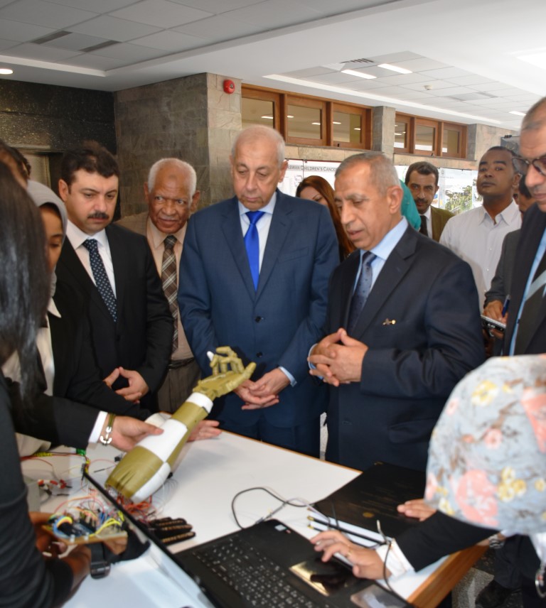 محافظ اسوان ورئيس الأكاديمية العربية للعلوم يتفقدون المعرض السنوى لمشروعات التخرج