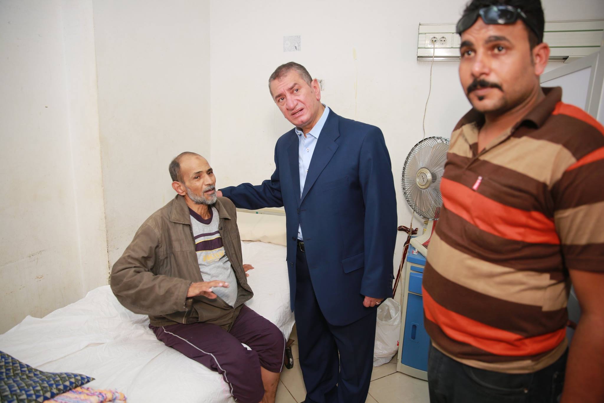 محافظ كفر الشيخ يستمع لمريض