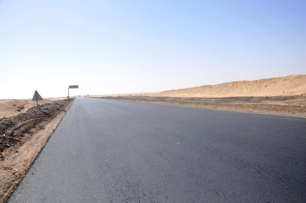 تطوير طريق أسوان القاهرة الصحراوى الغربى (1)