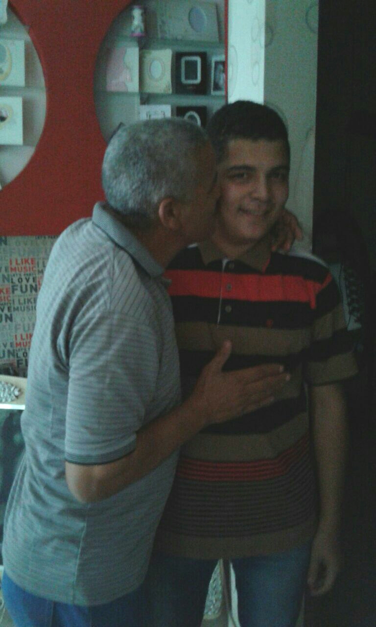 أحمد على مع والده