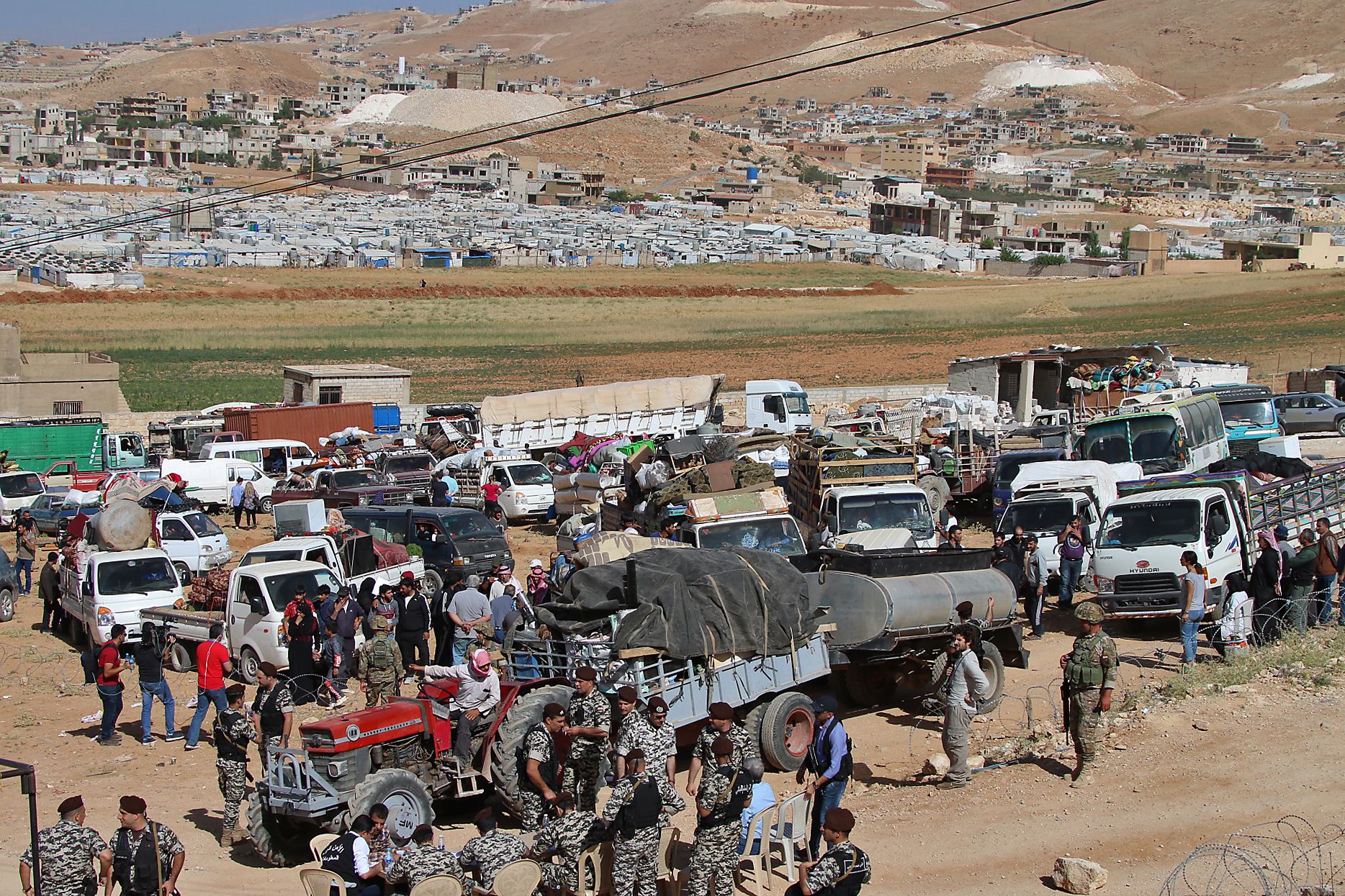 استمرار عودة النازحين السوريين من بلدة عرسال بلبنان إلى سوريا