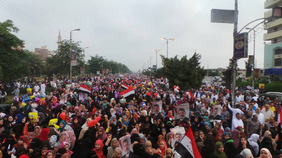 4- أعتصام الإخوان أمام مسجد الصالحين