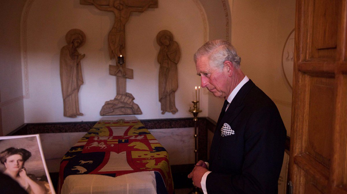 الأمير تشارلز وهو يزور قبر جدته